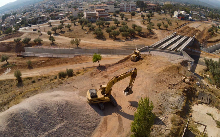 Τα αντιπλημμυρικά έργα στη Μάνδρα από ψηλά – Το κόστος τους ξεπερνά τα 32 εκατ. ευρώ (εικόνες)